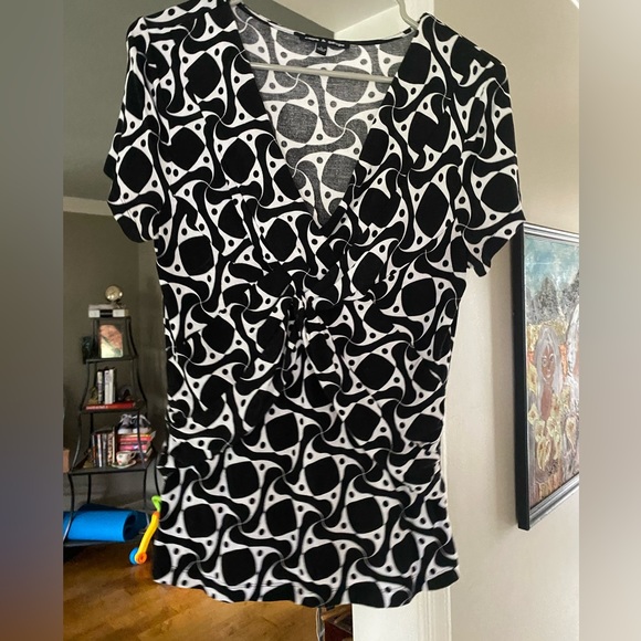 Cool little fitted top. - Picture 2 of 6